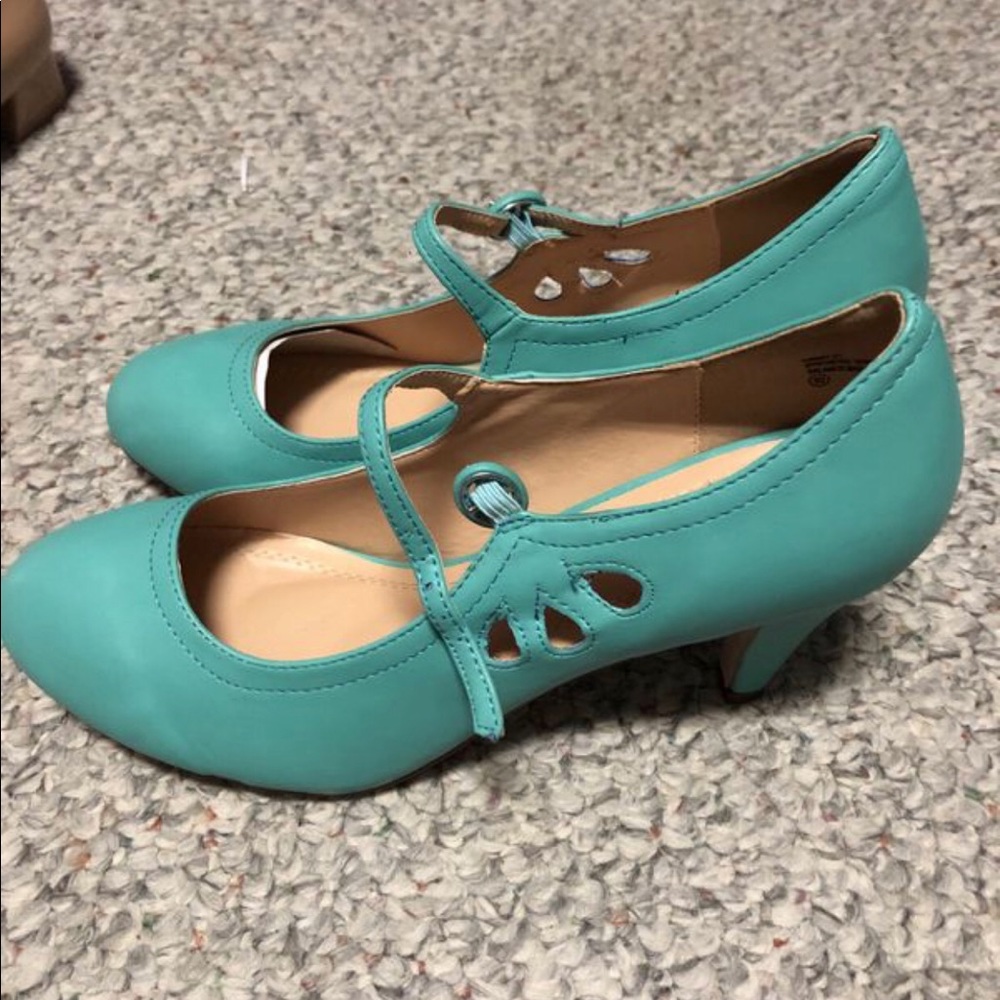 NWT Retro Pumps - Chase + Chloe - Teal - Size 10